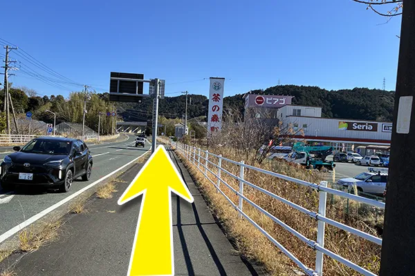  左に曲がりましたら200mほど真っ直ぐ歩きます。