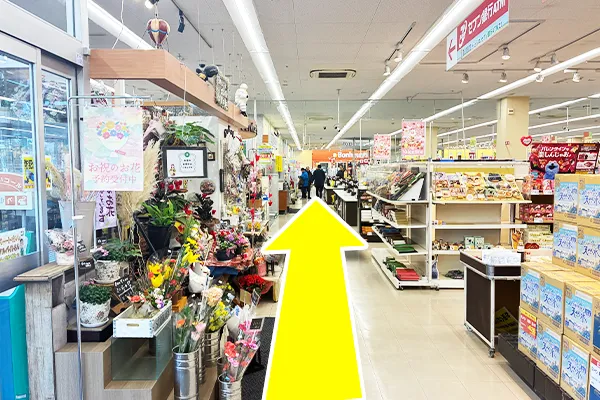 入口左手側のFlowershop MaKalaを通過します。
