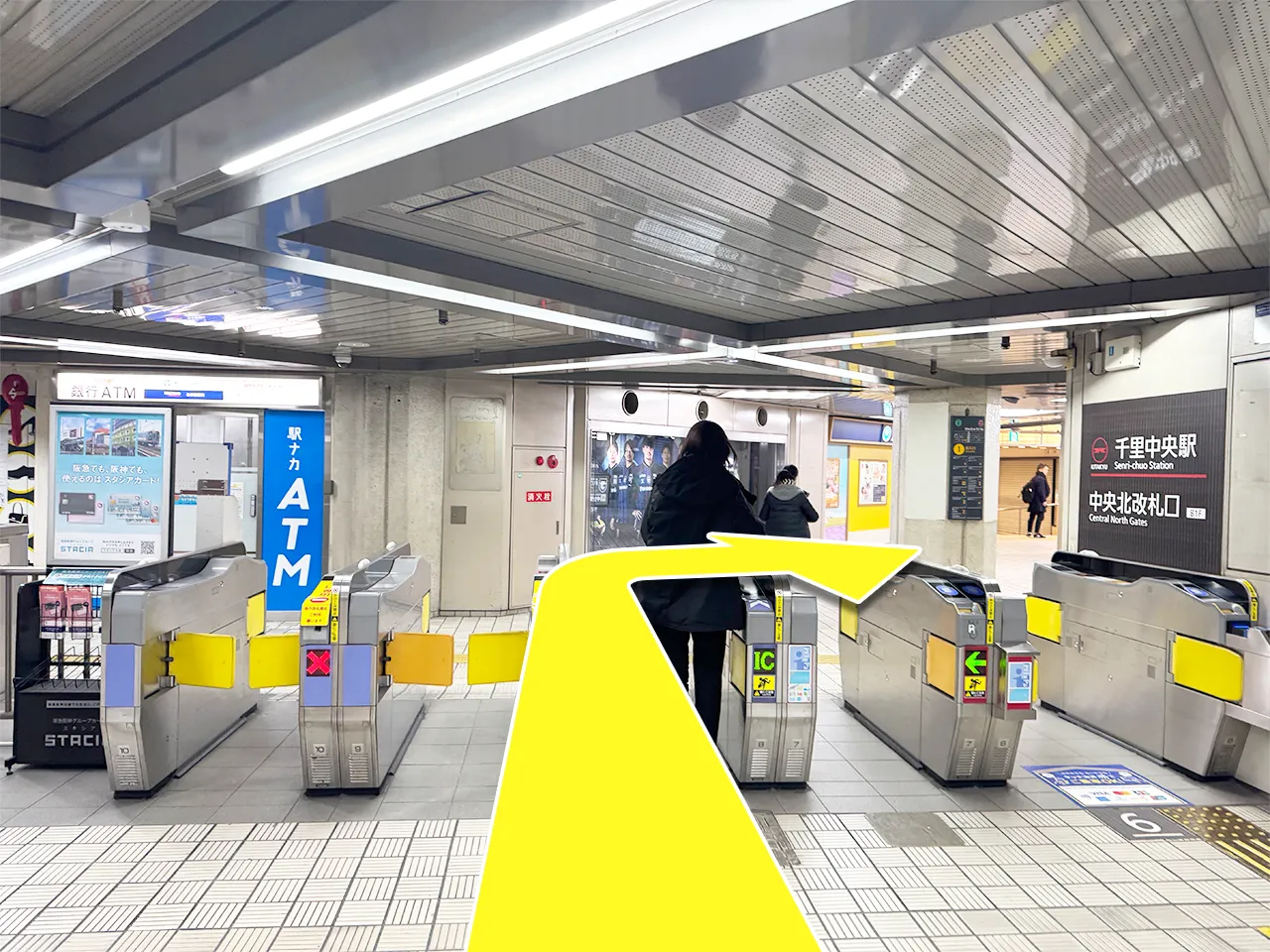 地下鉄千里中央駅　中央北改札を出て右に曲がります。