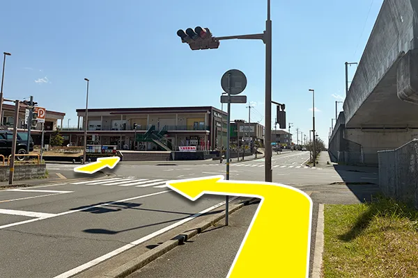 真っ直ぐ進みますと横断歩道が見えて参ります。
横断歩道を渡り商業施設前まで向かいます。
