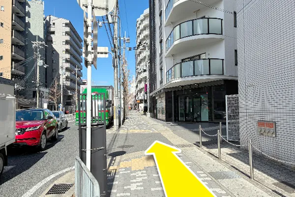 看板が見えてからもう少し直進します。