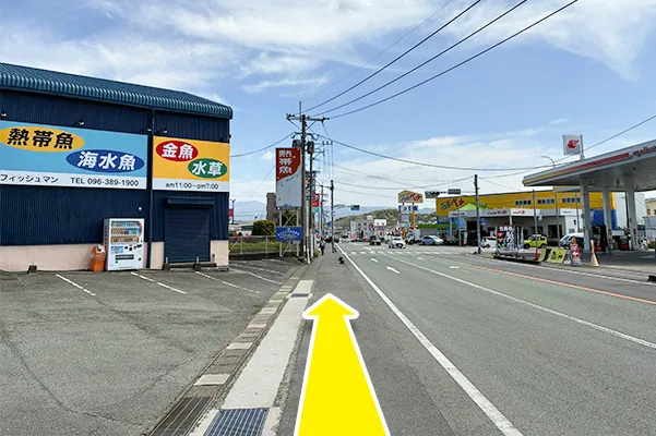 乗り場を左手に道沿いに進みます。