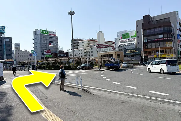左折するとすぐ横断歩道があるので渡ります。

