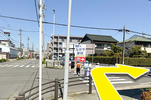 交差点を、横断歩道を渡り右に曲がります。