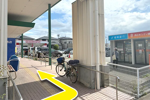 西日本シティ銀行近くの通路を左手に進みます。