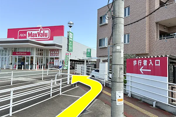 歩行者入り口を通り抜けます