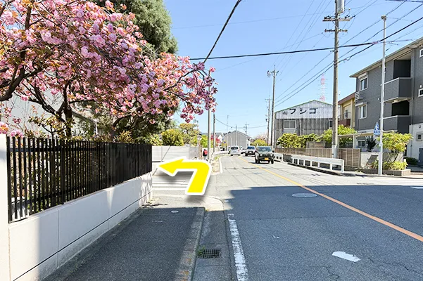 横断歩道を渡って左に曲がります。