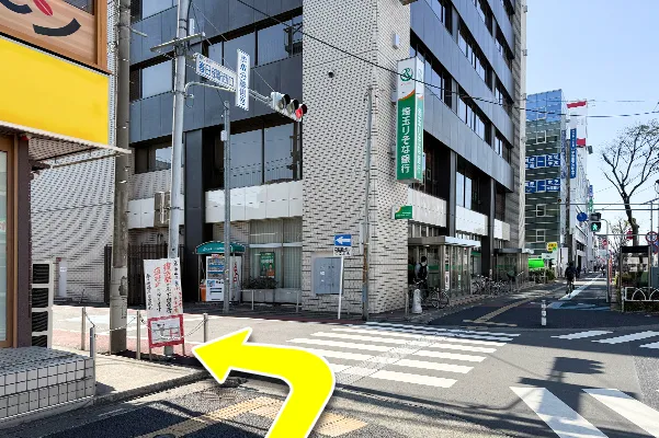 すぐ埼玉りそな銀行が見えるので手前を左折し、200mほど直進します。