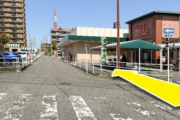 スーパーの横を直進します。