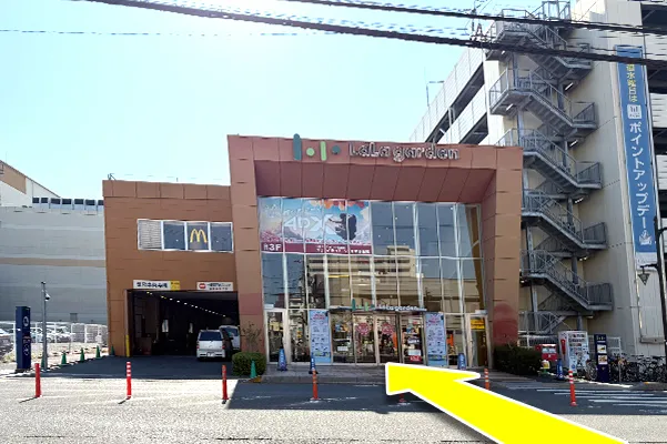 突き当たりにララガーデン春日部があるので、入口から入ります。