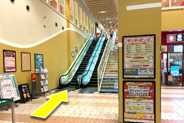 入り口を入るとすぐ左手にエスカレーターがあるのでそこから2階へ上がります。