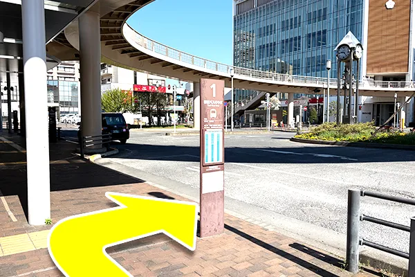 バスロータリーに出ますので、都営バス（梅77甲）または西武バス（入市32・入市33・入市34）に乗車します。