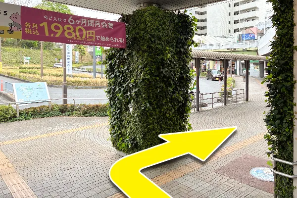 入間市駅南口を出て、右へ曲がります。
