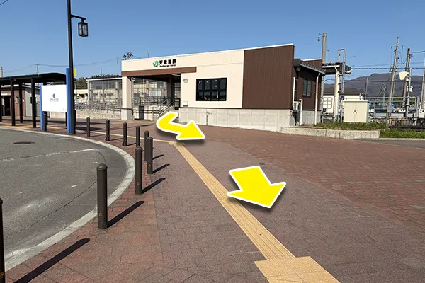 天童南駅を出てロータリーに沿って左に進みます。