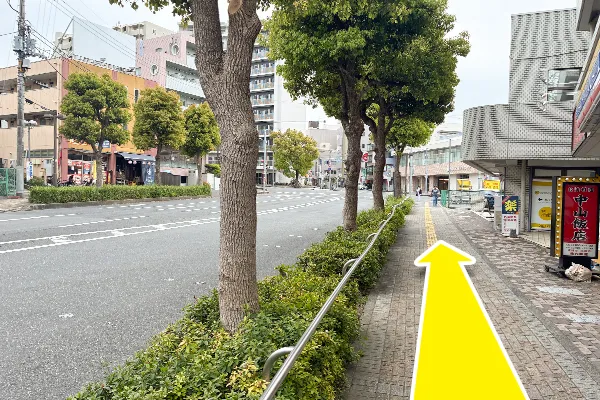 ミニストップの前を通り過ぎ、そのまま真っ直ぐ進みます。