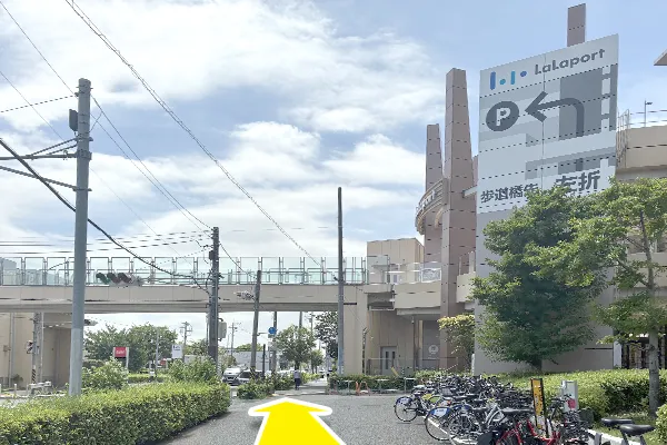 歩道橋の下にある交差点まで歩きます。
