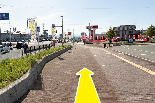 そのまま2つ目の交差点まで直進いたします。
