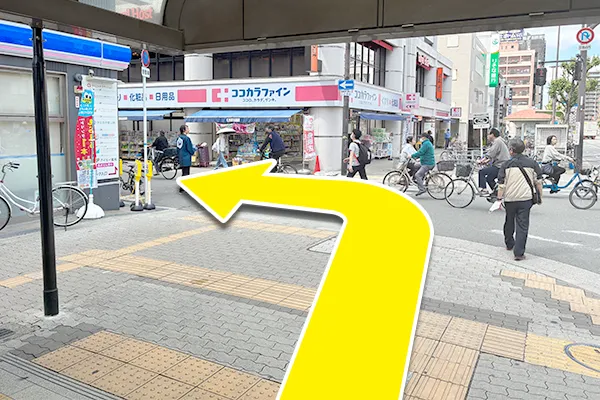 出口を出てすぐ左、ローソンに沿って曲がります。