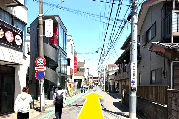 そのまま直進して、左手のエスカレーター乗りあがります。
