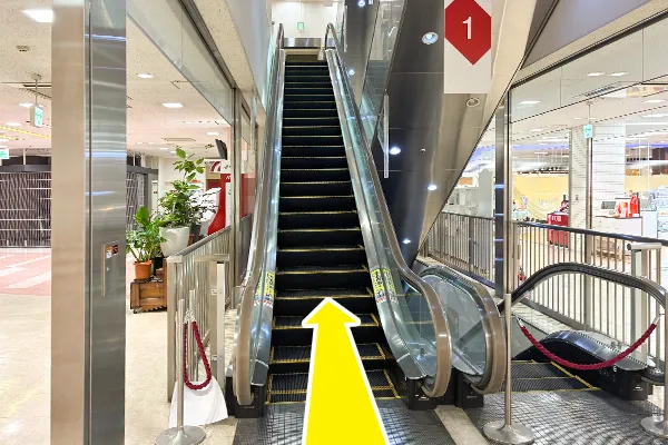 施設入り口を入り、エスカレーターで3階まで向かいます。