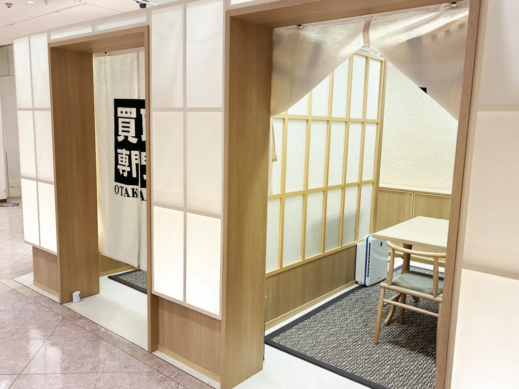 通路はフラットで、お席は複数ご用意しております。