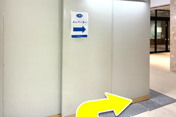 右に曲がり道なりに進みます。