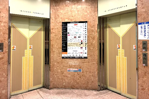 エレベーターで10階まで上がります。
