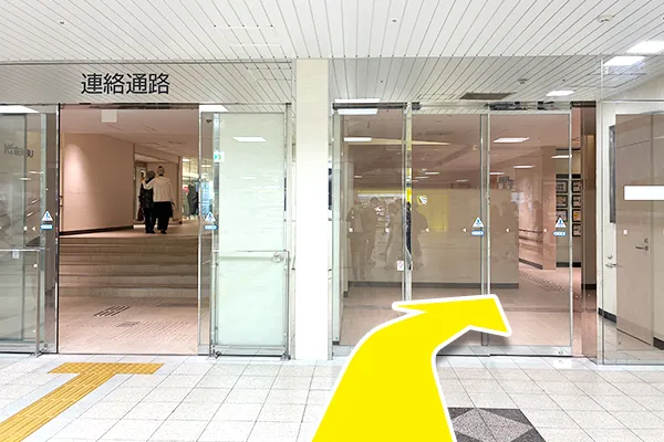 左側に近鉄百貨店の入り口があるので入店します。