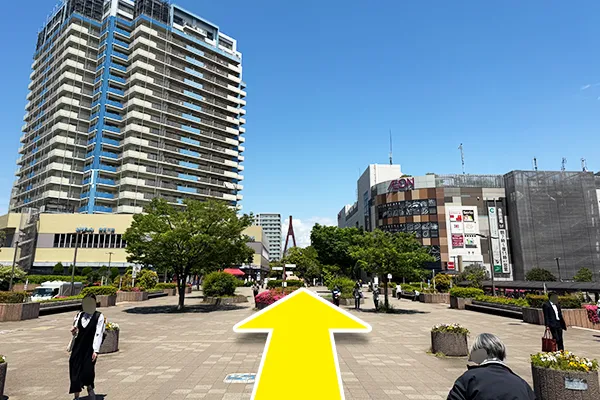 北口から出ると広場があるので直進します。
