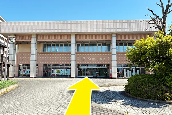 正面入り口が見える方向に歩き店内に入ります。