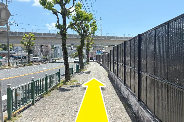 「おたからや新戸町インター店」が見える反対側の信号に向かってに歩きます。