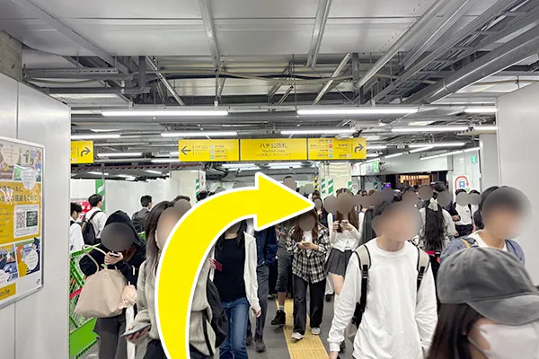 道なり右方向へ進んでいきます。