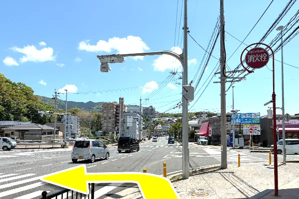 信号を渡り左に曲がってまっすぐ歩くと「おたからや新戸町インター店」が見えます。