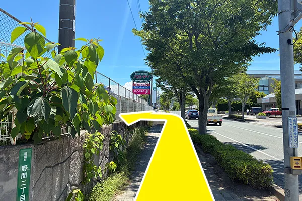 ハローデイ岡垣店方面へまっすぐ進みます。