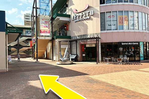 エスカレーターや階段のある広場に向かって直進します。