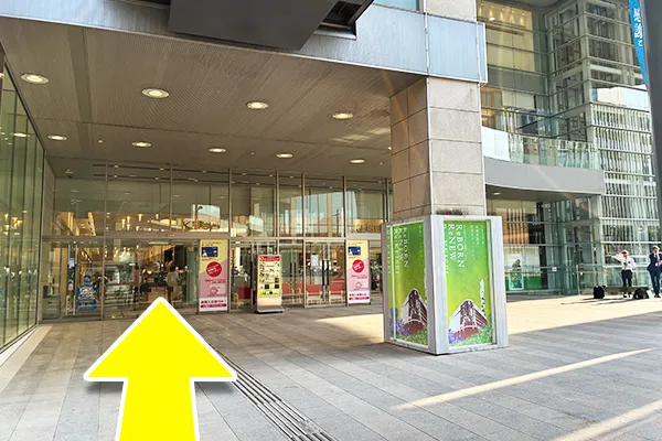 正面玄関から入り、中央のエスカレーターまで進みます。