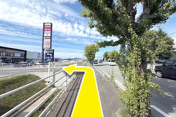 「アクロスプラザ」の看板が見えてきますので、そこを左折して敷地内に入ります。