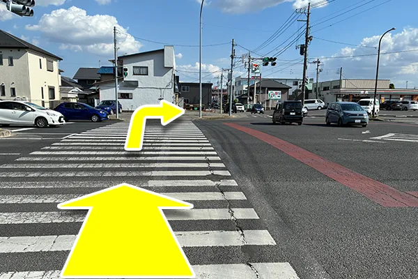 右手にセブンイレブンが見えるので、横断歩道を渡り右に曲がります。