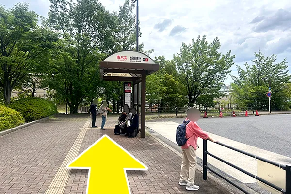 市バス1番乗り場の星ヶ丘駅行きにに乗車します。