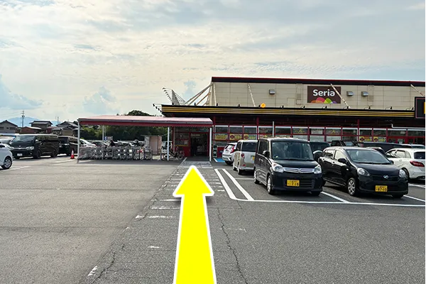 駐車場内横断歩道を進みます。