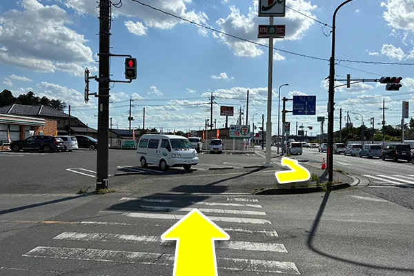 セブンイレブンが正面にくるので横断歩道を渡り、そのまま直進します。