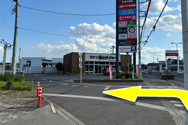 アクロスプラザ宝木の看板があるので、左に曲がります。