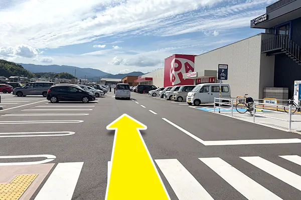  前方に「ロピア」が見えてきますので、ロピアの方向へ直進します。