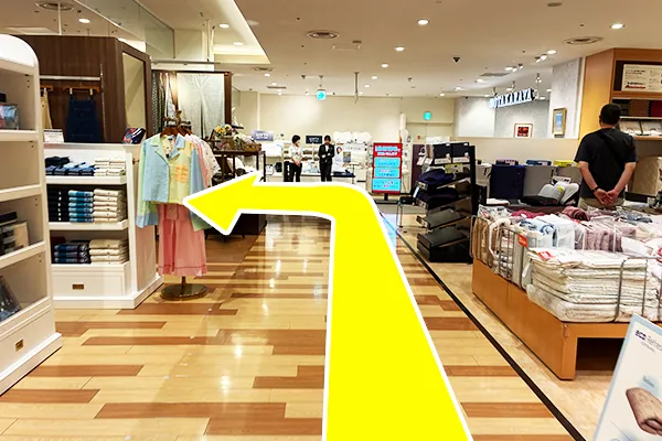 突き当たりを左に曲がり、次の突き当たりまで通路をまっすぐ進みます。