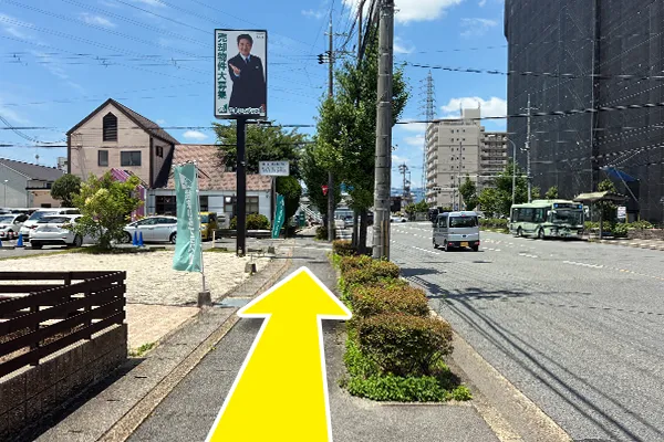 バスを降りて大手筋交差点に向かって西に直進します。