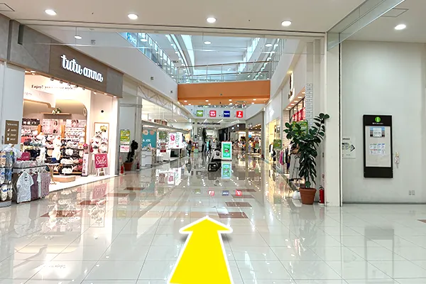 フードウェイまでまっすぐ進みます。
