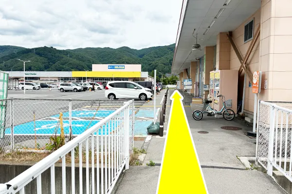 バス進行方向とは反対側へ約20mお進みいただき右折します。