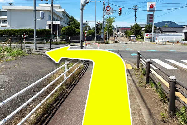 巻総合高前交差点を左に曲がります。
