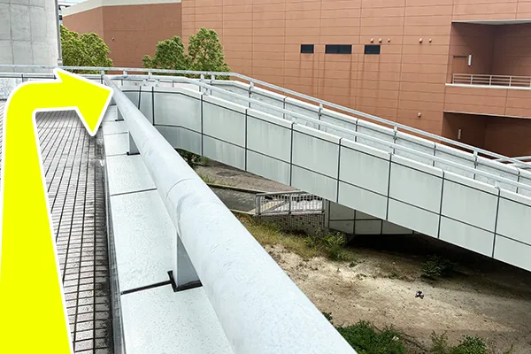 歩道橋突き当たりを右に曲がるとフィールクオリテ上社があります。