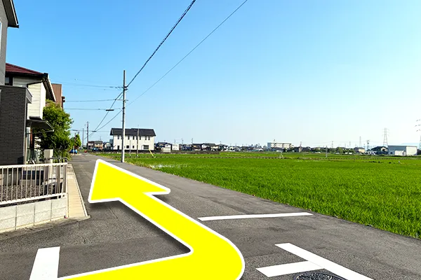 突き当たりで田んぼを正面にして左へ曲がり、そのまま直進します。